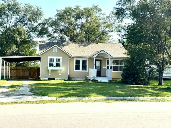 425 W Court St, Clay Center, KS 67432