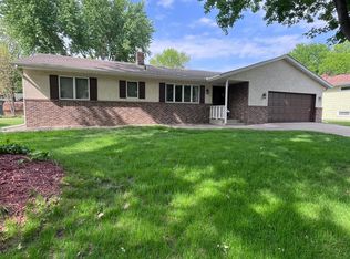 661 Hennes Ave, Shakopee, MN 55379