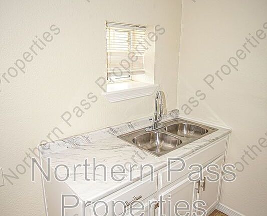 5th image of 601 Lafayette Dr Unit 2