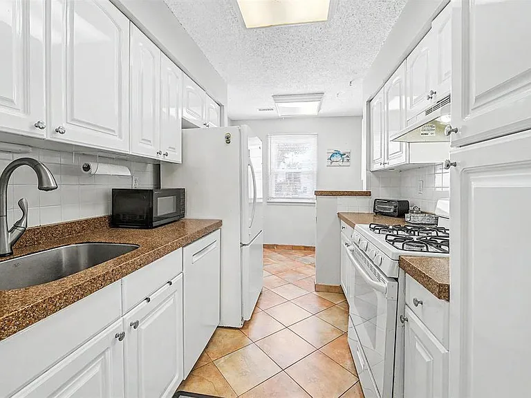 423 Berkshire Dr — Photo 6