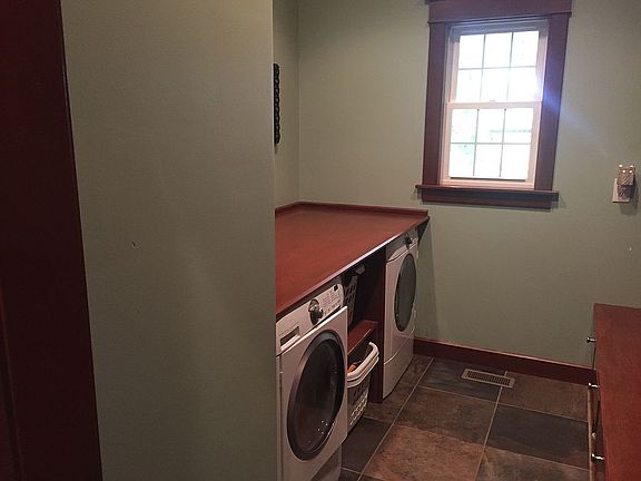 Mud/laundry room