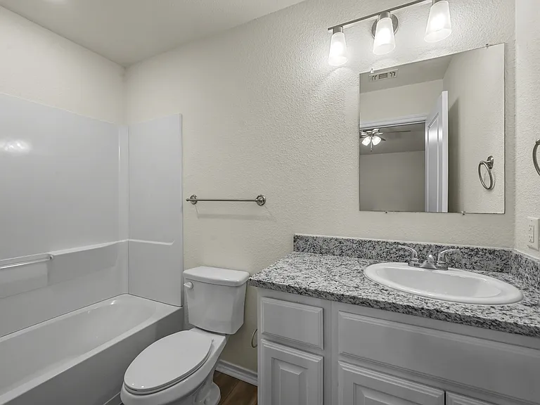 105 SE 4th St #2 — Photo 2