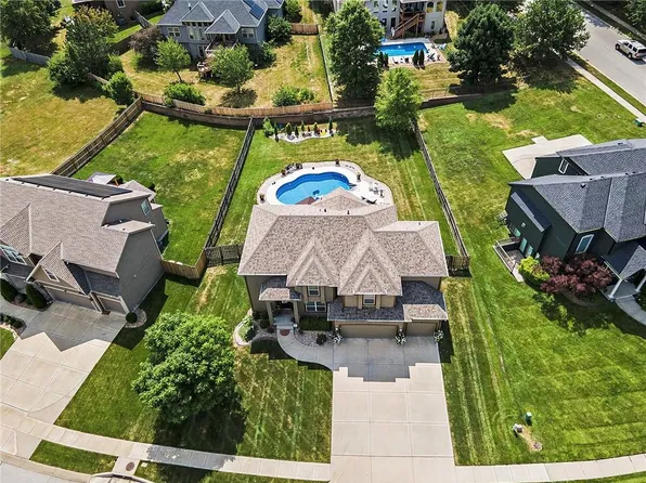 6131 N Elmwood Ave, Gladstone, MO 64119