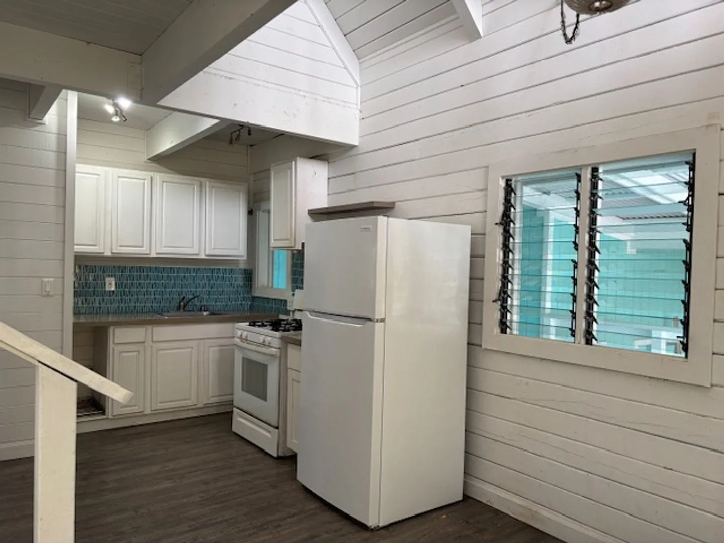 2 Bedroom / 1 Bath with loft and Ocean Views in Downtown Kona! — Photo 3