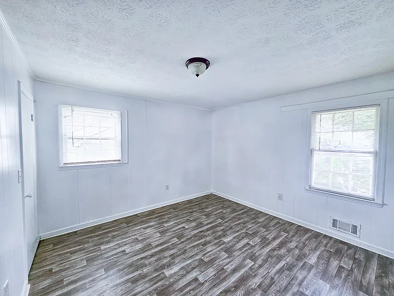 128 Pearl St — Photo 12