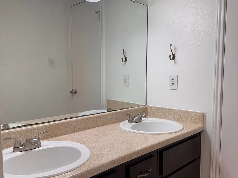 UNIT 521 FULL BATHROOM