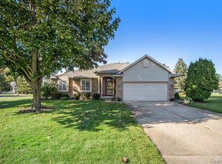 14033 Woodview Ct, Fenton, MI 48430