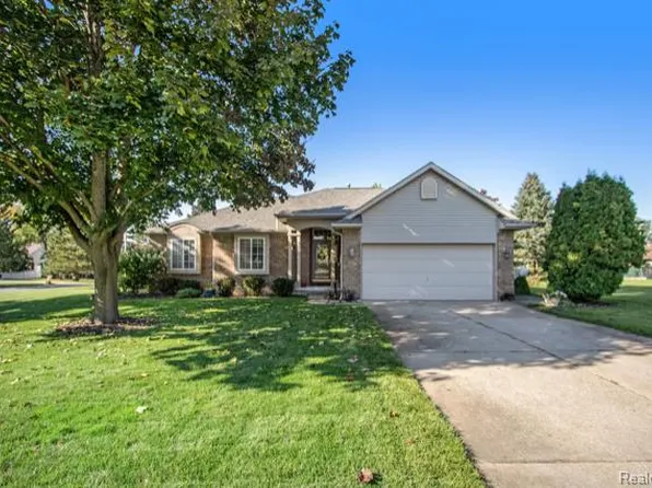 14033 Woodview Ct, Fenton, MI 48430