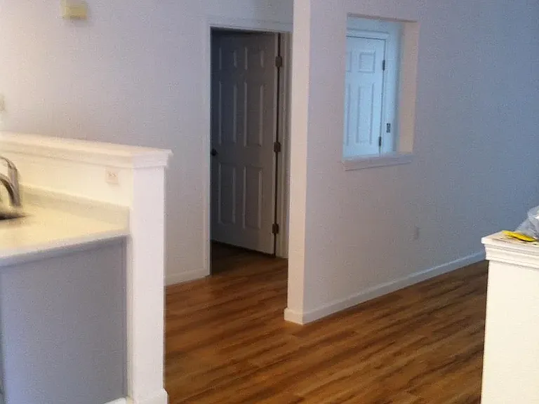 1x1 / 729 sf - HALLWAY (bathroom door + hall closet)