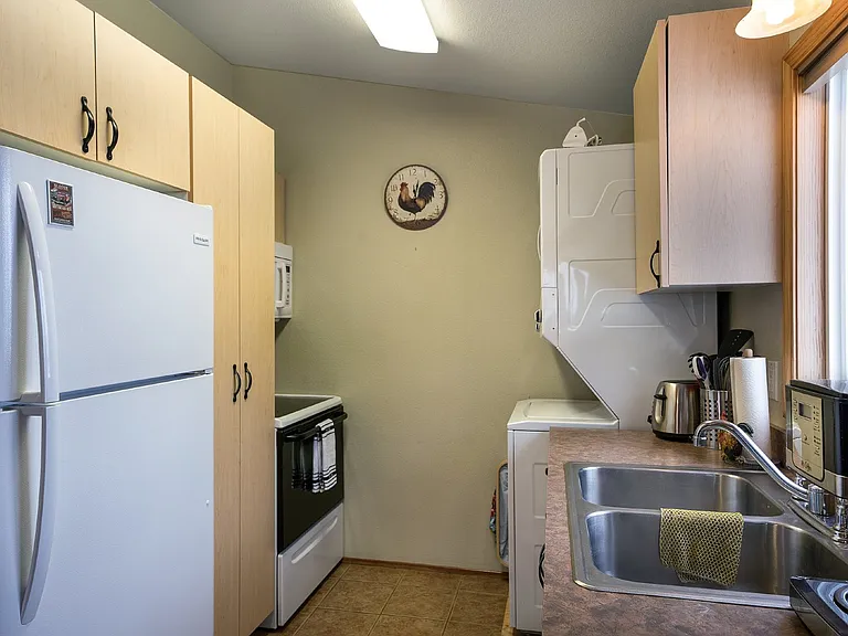 899 Capistrano NW — Photo 6