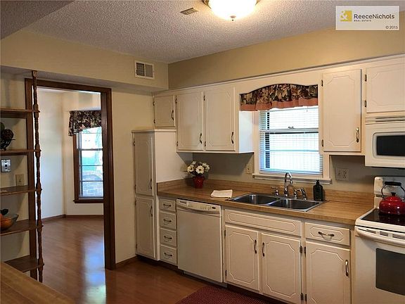 4th image of 609 NE Birchwood Dr