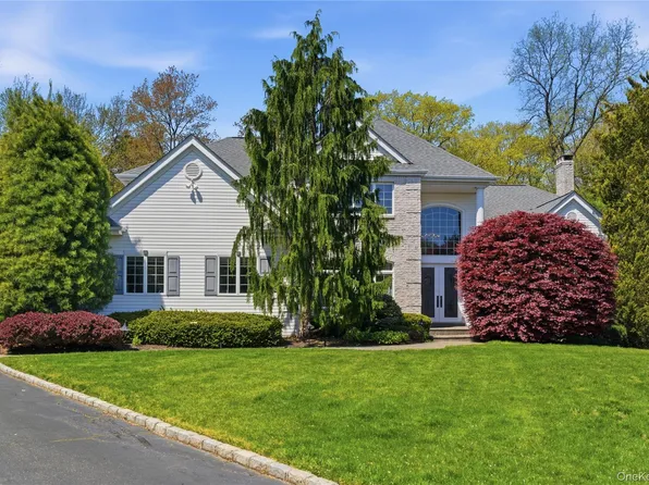 46 Hunting Hollow Court, Dix Hills, NY 11746