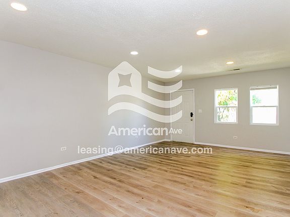 1256588_003_living_room_4.jpg