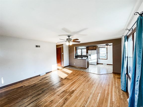 3rd image of 571 W Center St