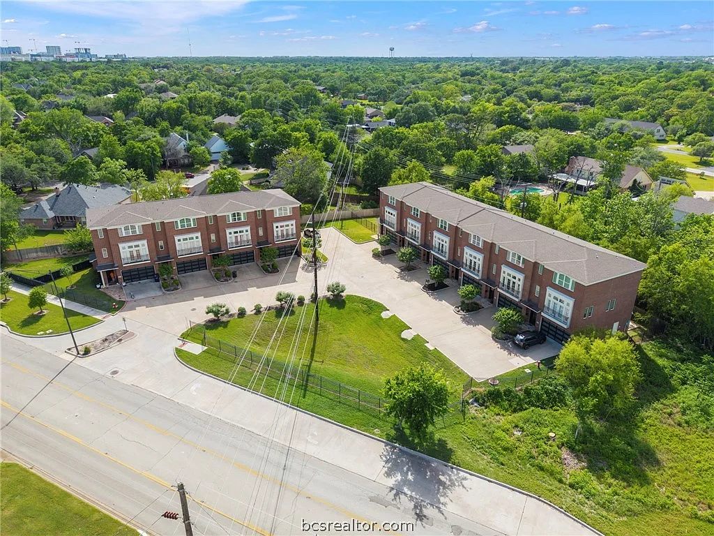 3 bed, 3.5 bath, 2360 sqft, $2,500 — Photo 4