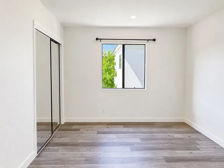 5915 Woodman Ave #204 — Photo 12