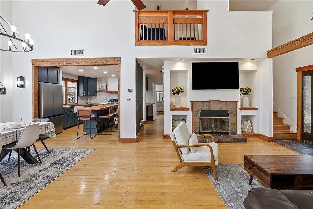 4 bed, 2.5 bath, 2288 sqft, $3,500 — Photo 4