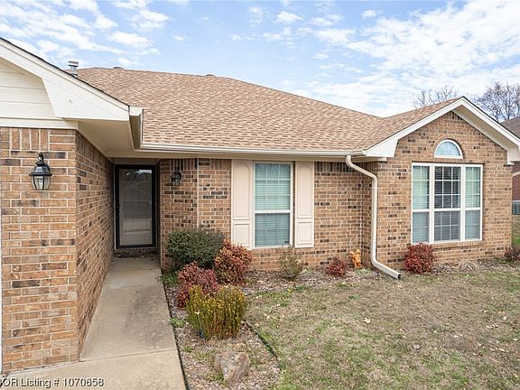 3rd image of 410 Crestview Dr