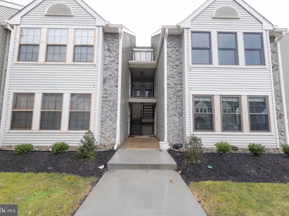 6 Chelmsford Ct, Marlton, NJ 08053