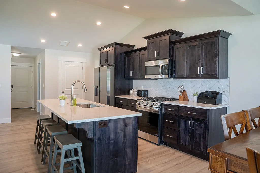 6 bed, 3397 sqft, $3,500 — Photo 4