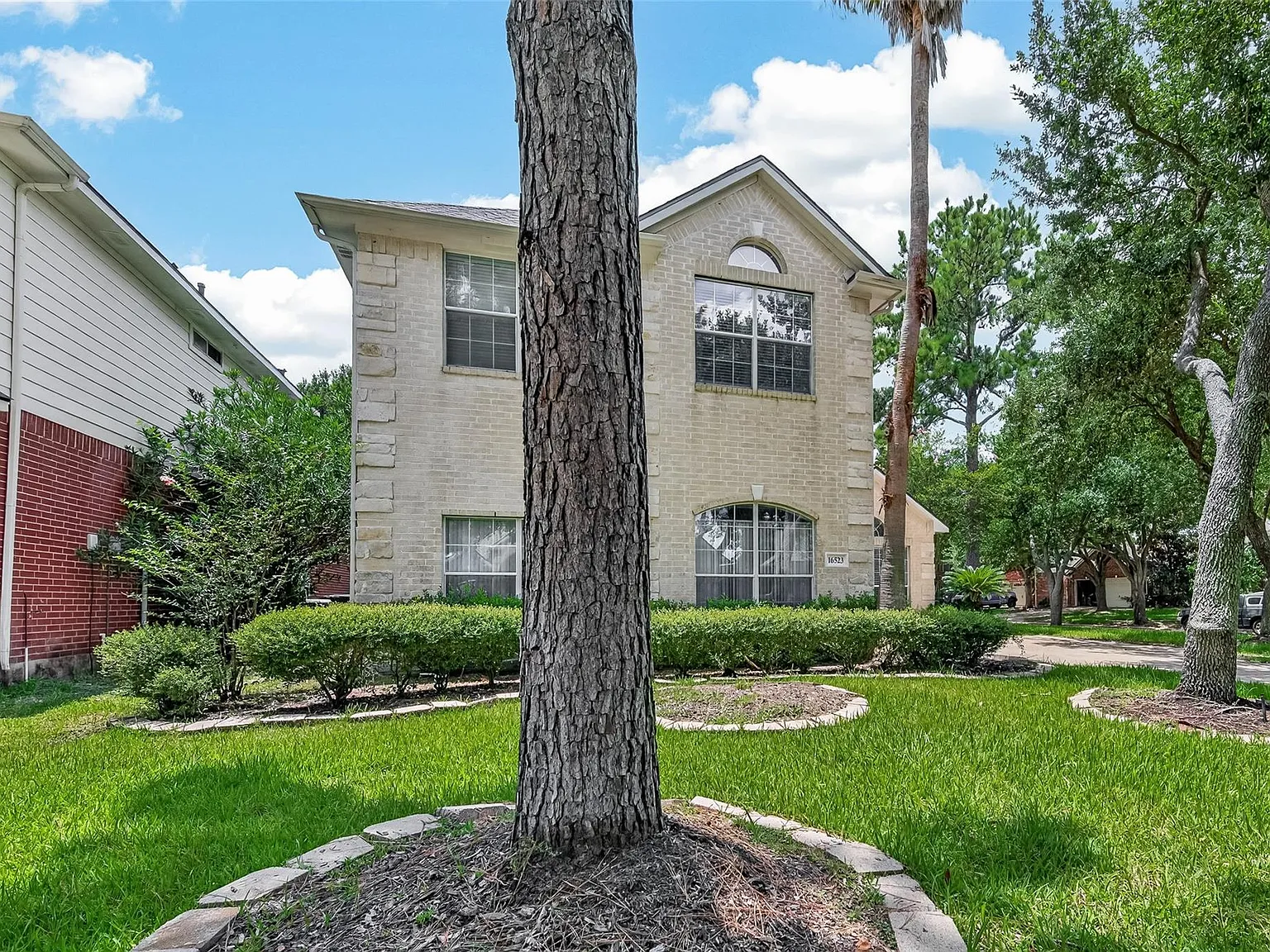 5 bed, 2.5 bath, 2902 sqft, $2,900 — Photo 2