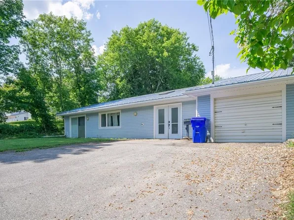 7 Dow St, Saint Stephen, NB E3L 1R4