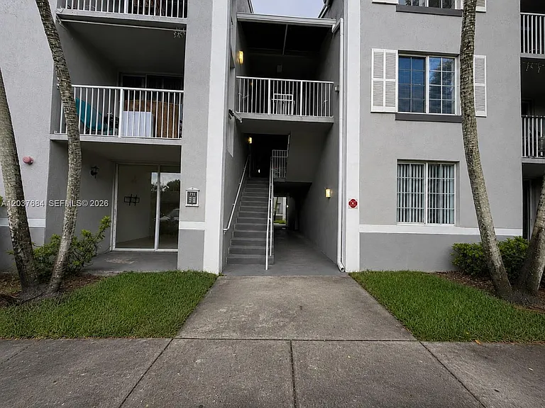 711 SW 111th Way #105 — Photo 12