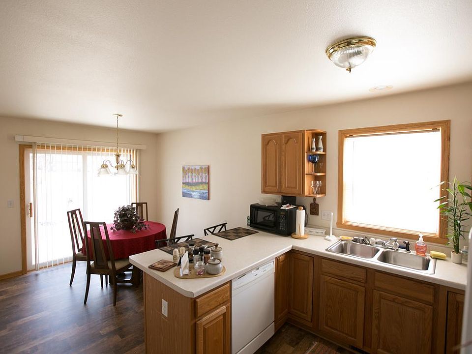 Great kitchen and dining area.