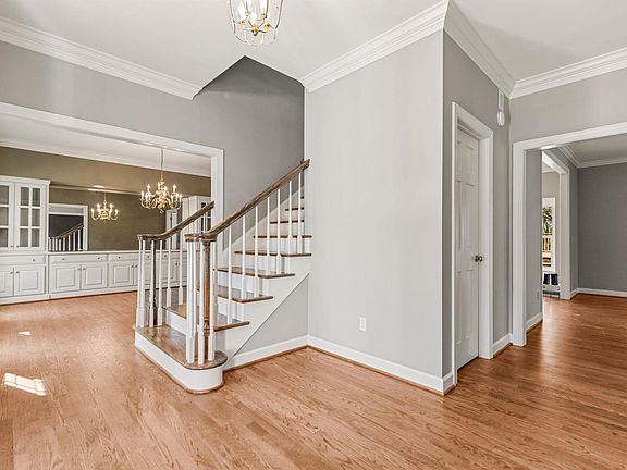 3rd image of 213 E Woodglen Rd