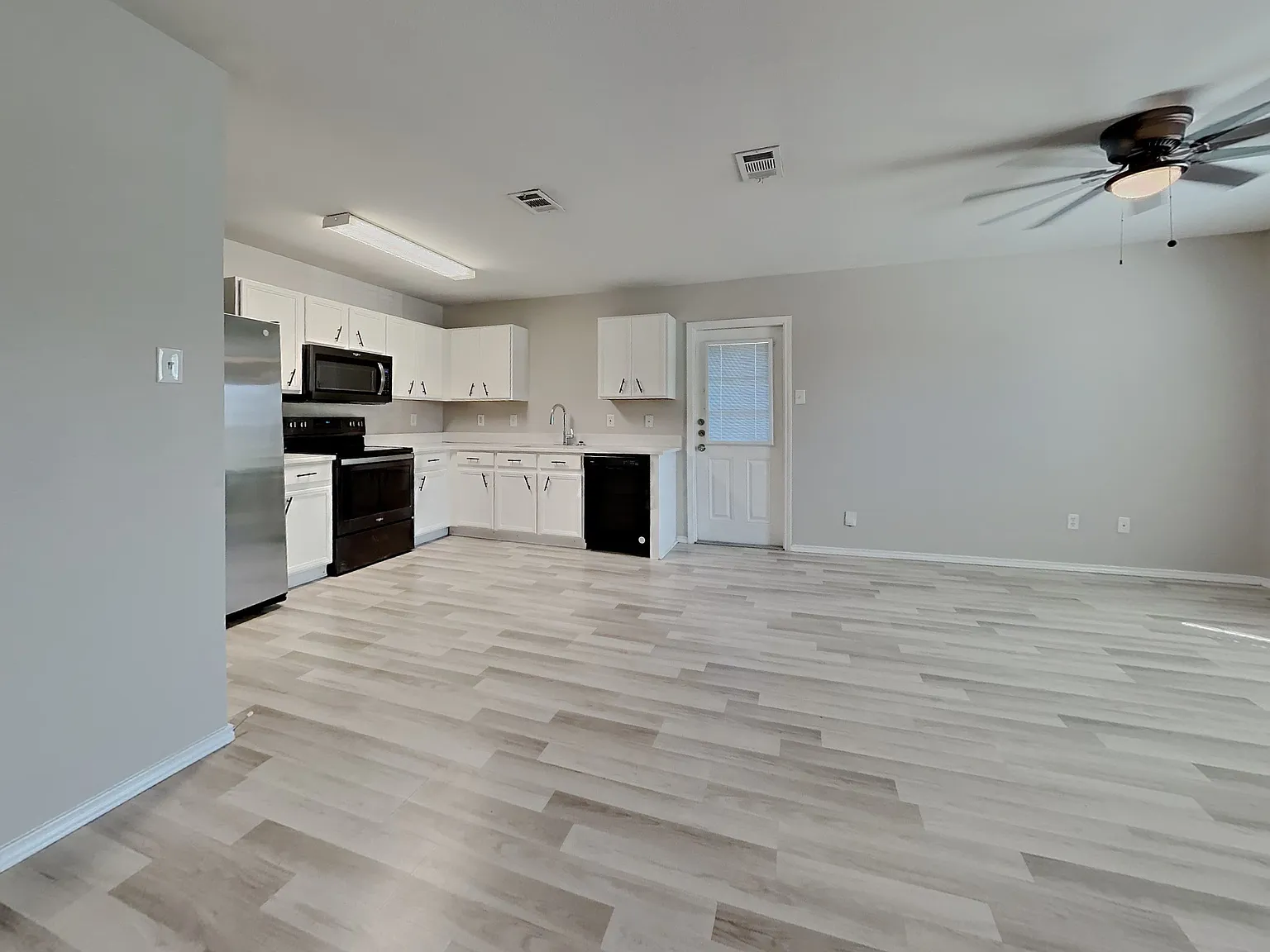 3 bed, 2.0 bath, 1080 sqft, $1,479 — Photo 2