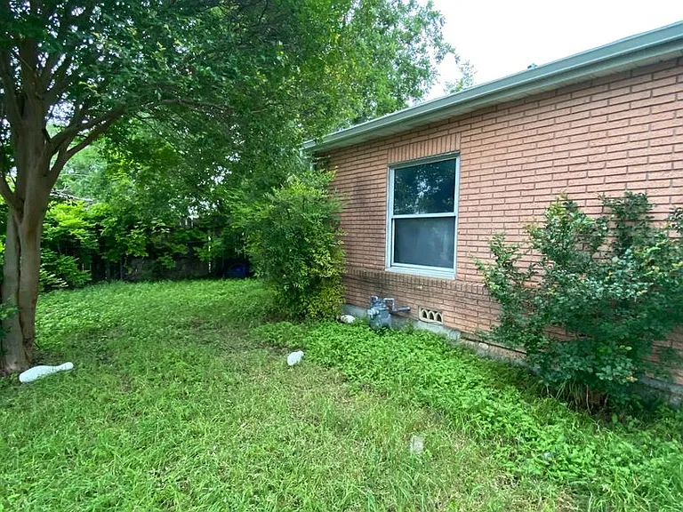 903 Conder St — Photo 2