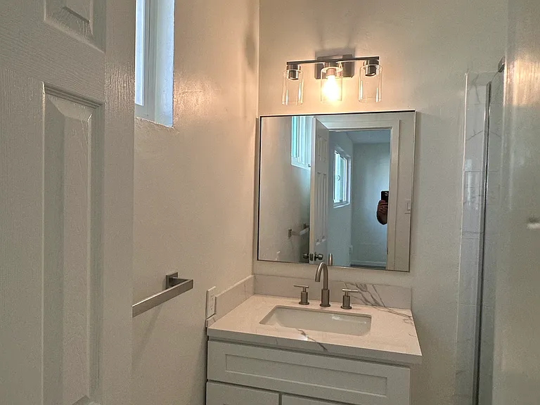 1724 Barry Ave #5 — Photo 14