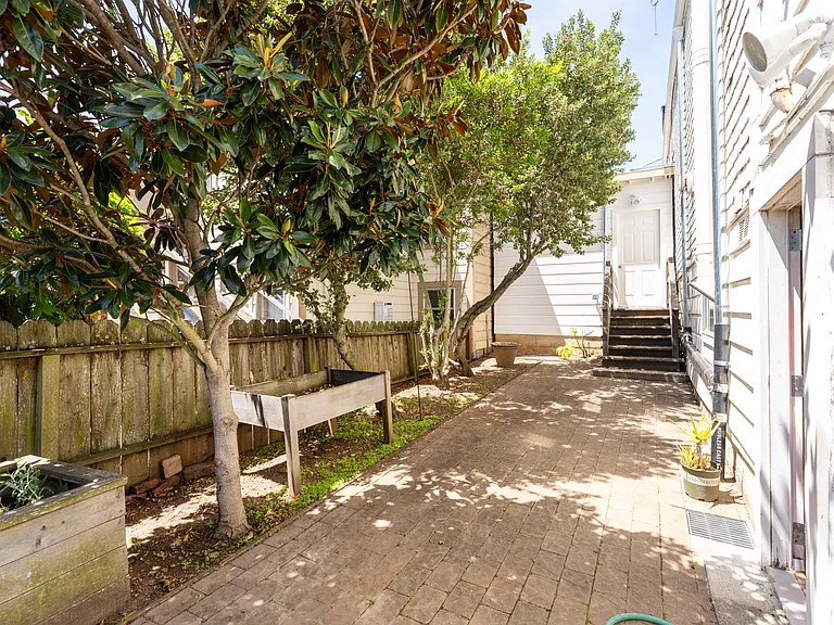 467 Banks St — Photo 46