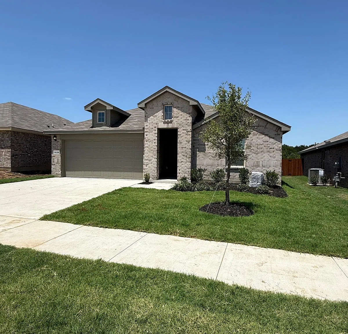 1628 Alberque Dr — Photo 2