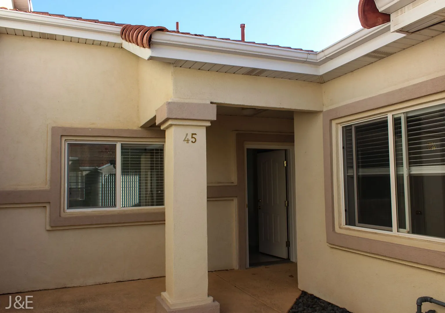 Cozy 2 Bed 2 Bath Home in Fiddlers Canyon — Photo 3