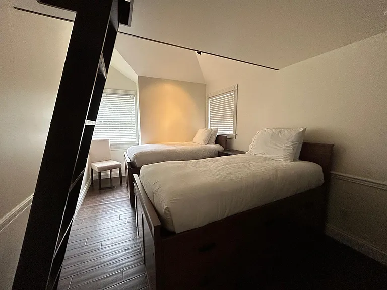 Twin bedroom