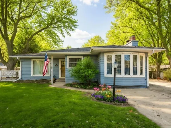 3811 Hillside Dr, Cedar Falls, IA 50613