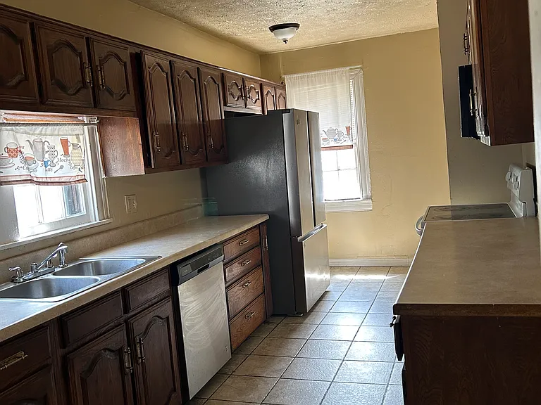 2426 Jordan St — Photo 9