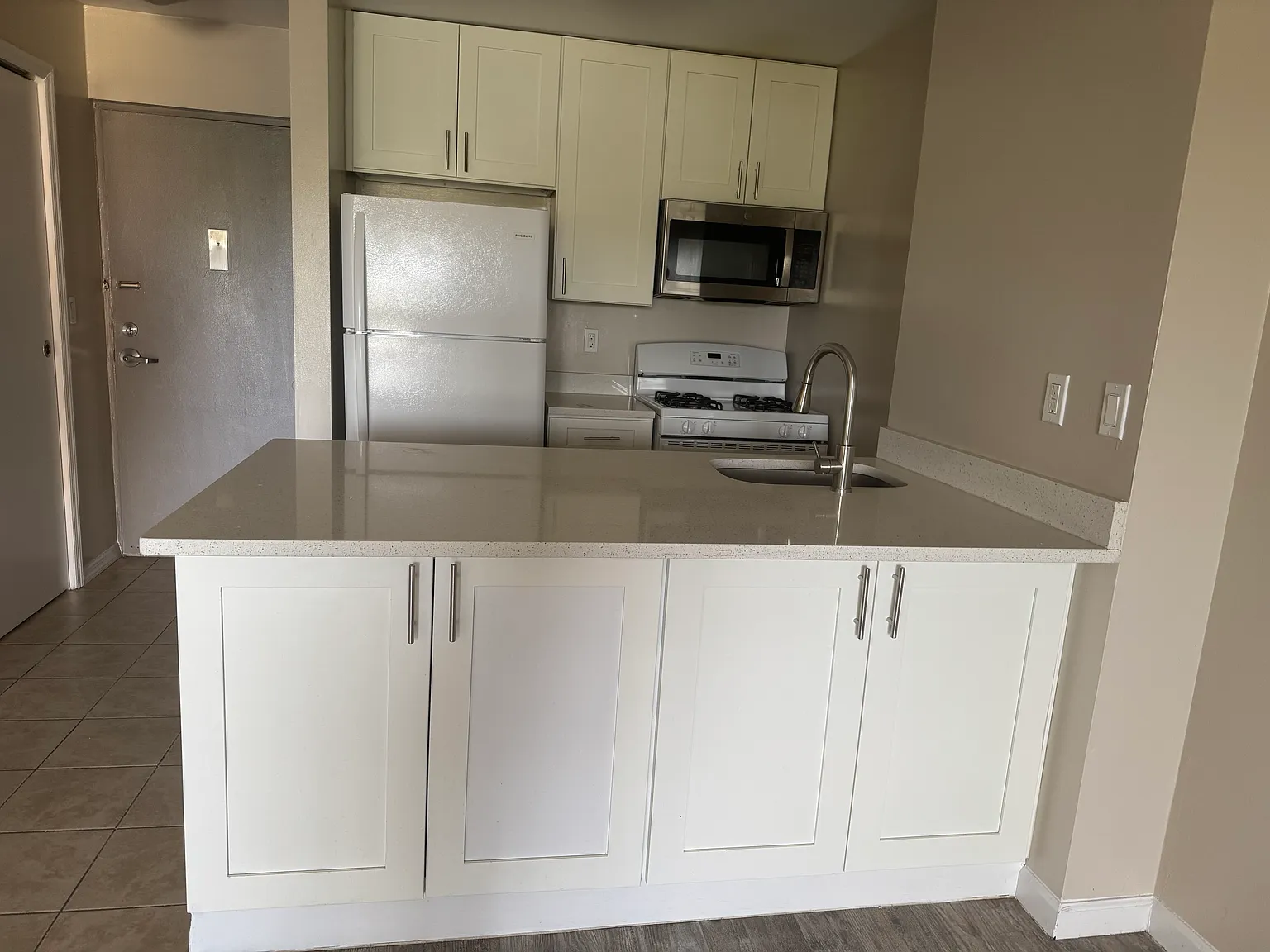 1 bed, 750 sqft, $2,500 — Photo 3