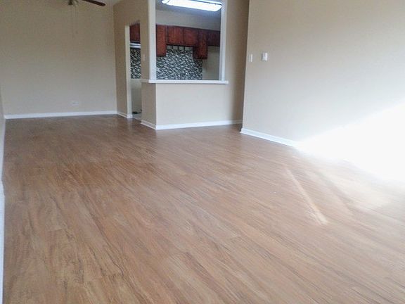 4th image of 919 N Boxwood Dr APT 403