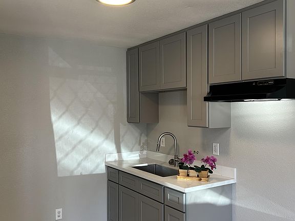 3rd image of 1233 E Weber Ave #1