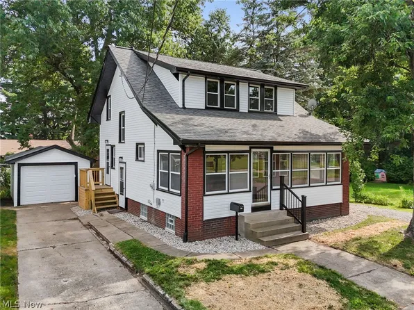814 E Broad St, Louisville, OH 44641