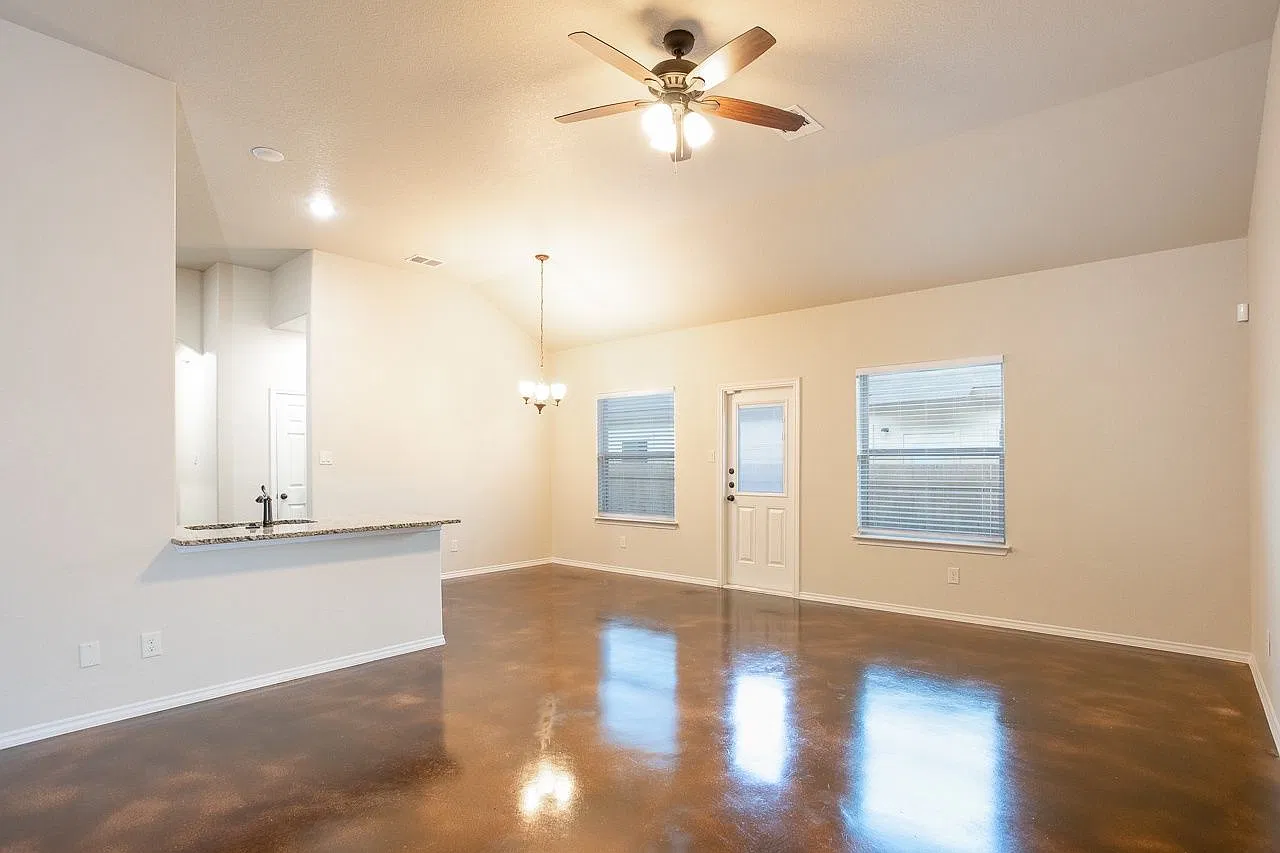 3 bed, 2.0 bath, 1372 sqft, $1,795 — Photo 2