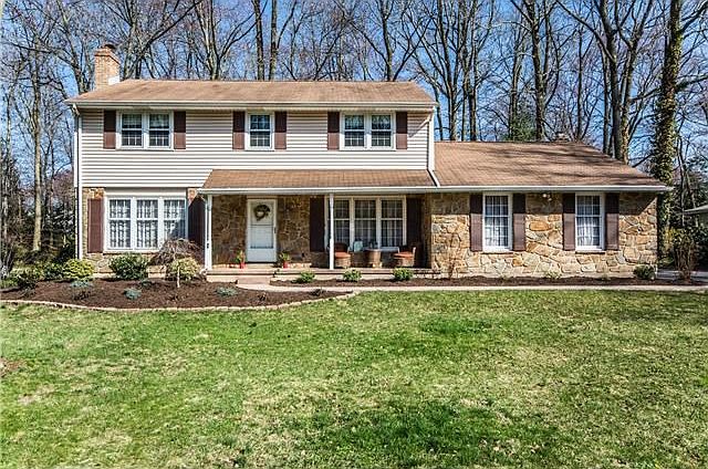 4 BR, 2.5 BA renovated Regent on 0.46 acre lot!
