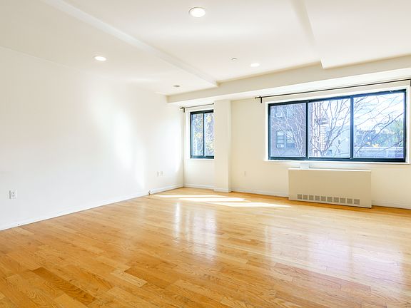 5th image of 3110 23rd St APT 4F