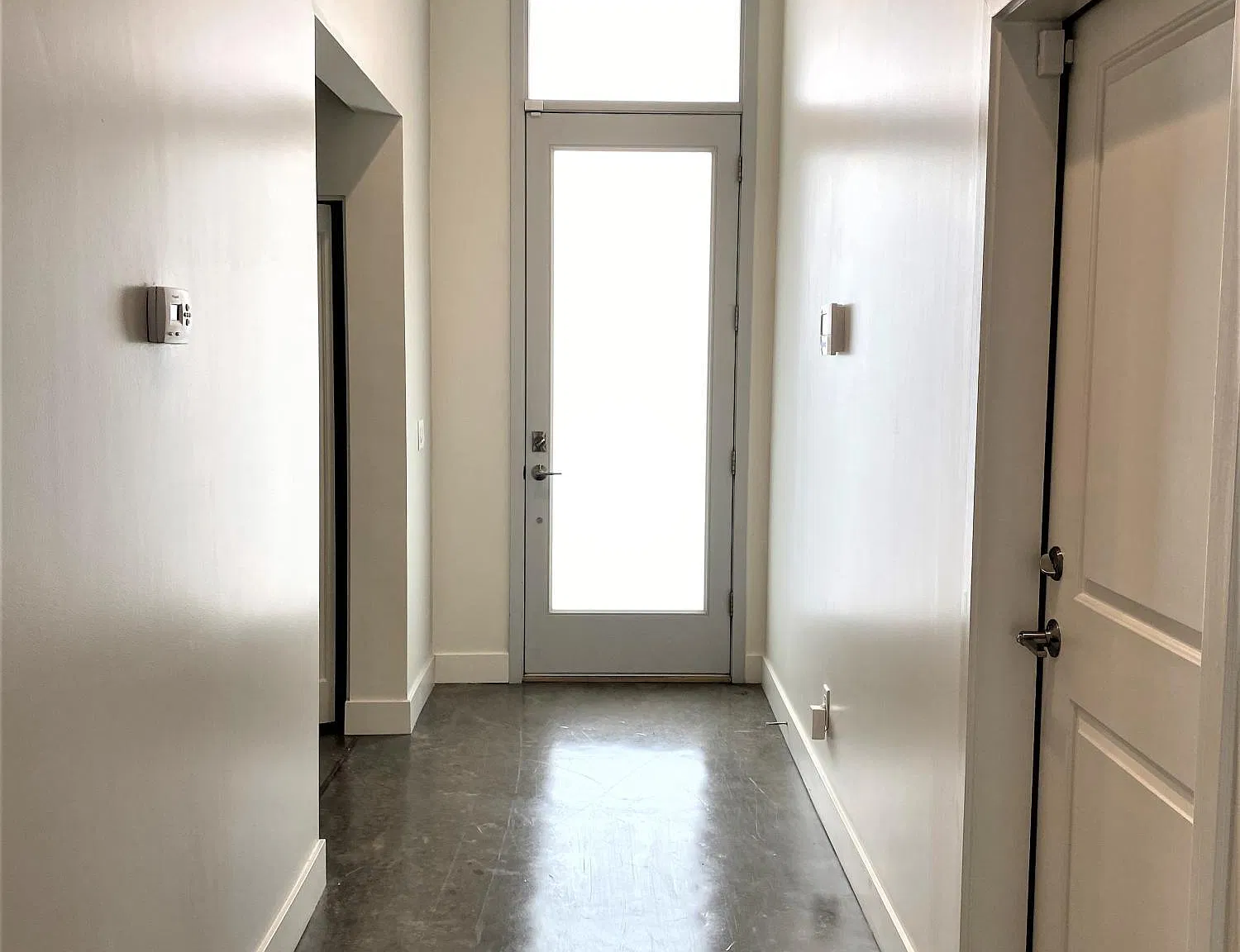3 bed, 2.0 bath, 1895 sqft, $5,000 — Photo 2