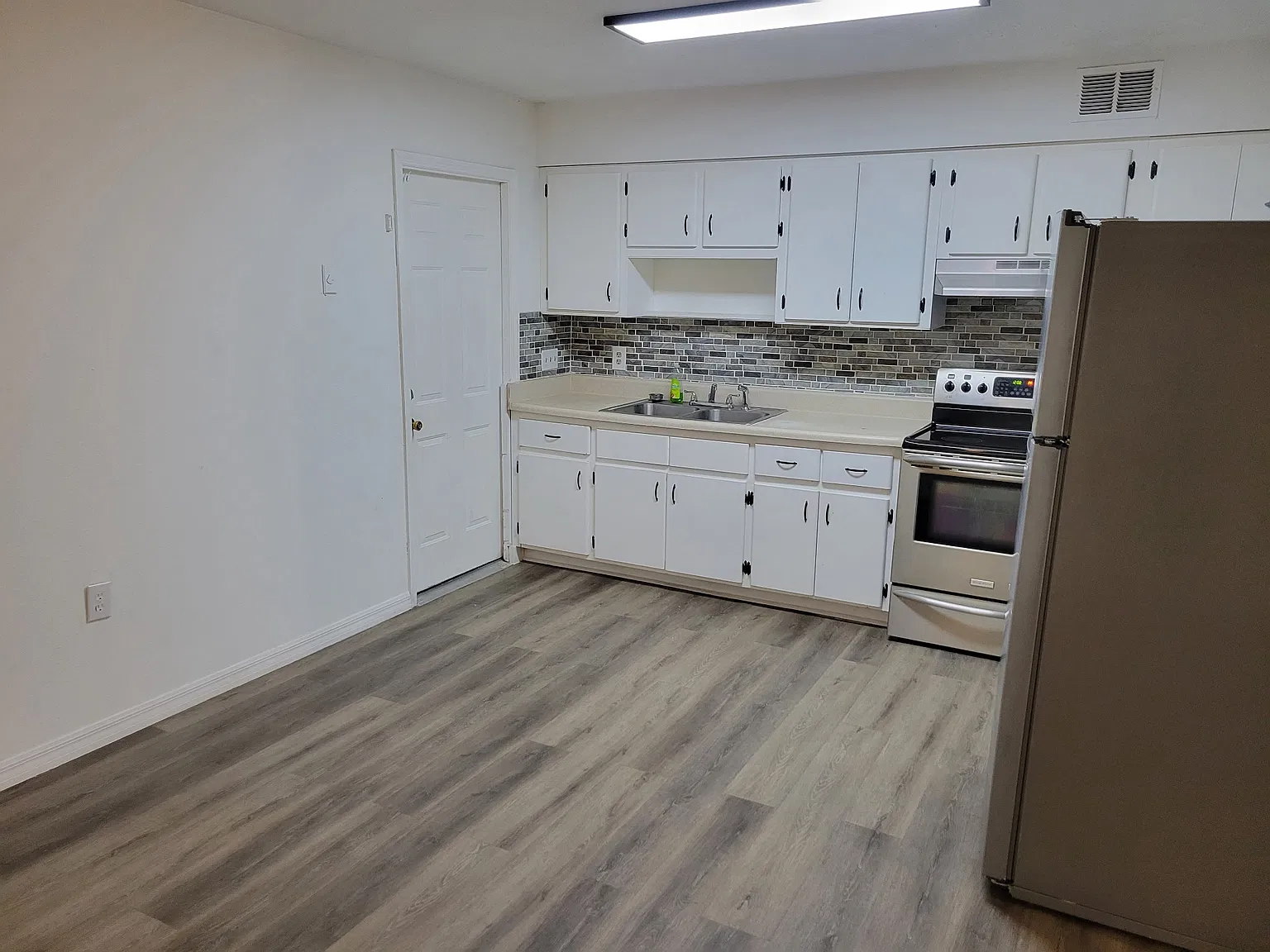 3 bed, 1215 sqft, $2,200 — Photo 2