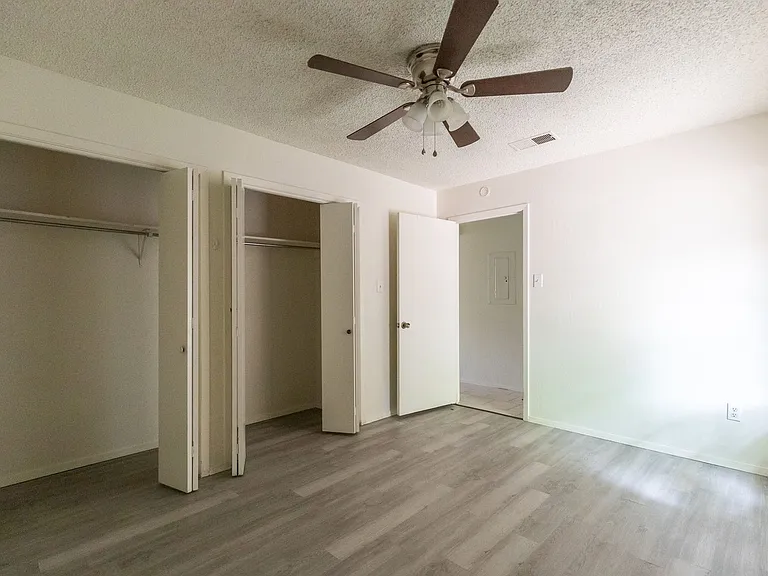4925 Greenslope Dr — Photo 24