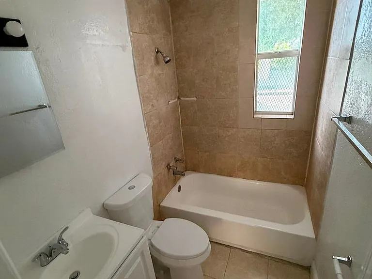 680 SW 7th Ave — Photo 4