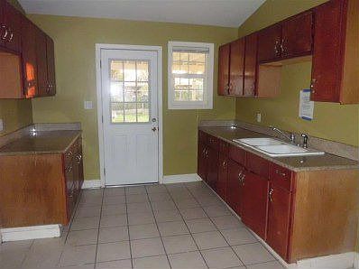 3rd image of 2417 W Andrews Ave
